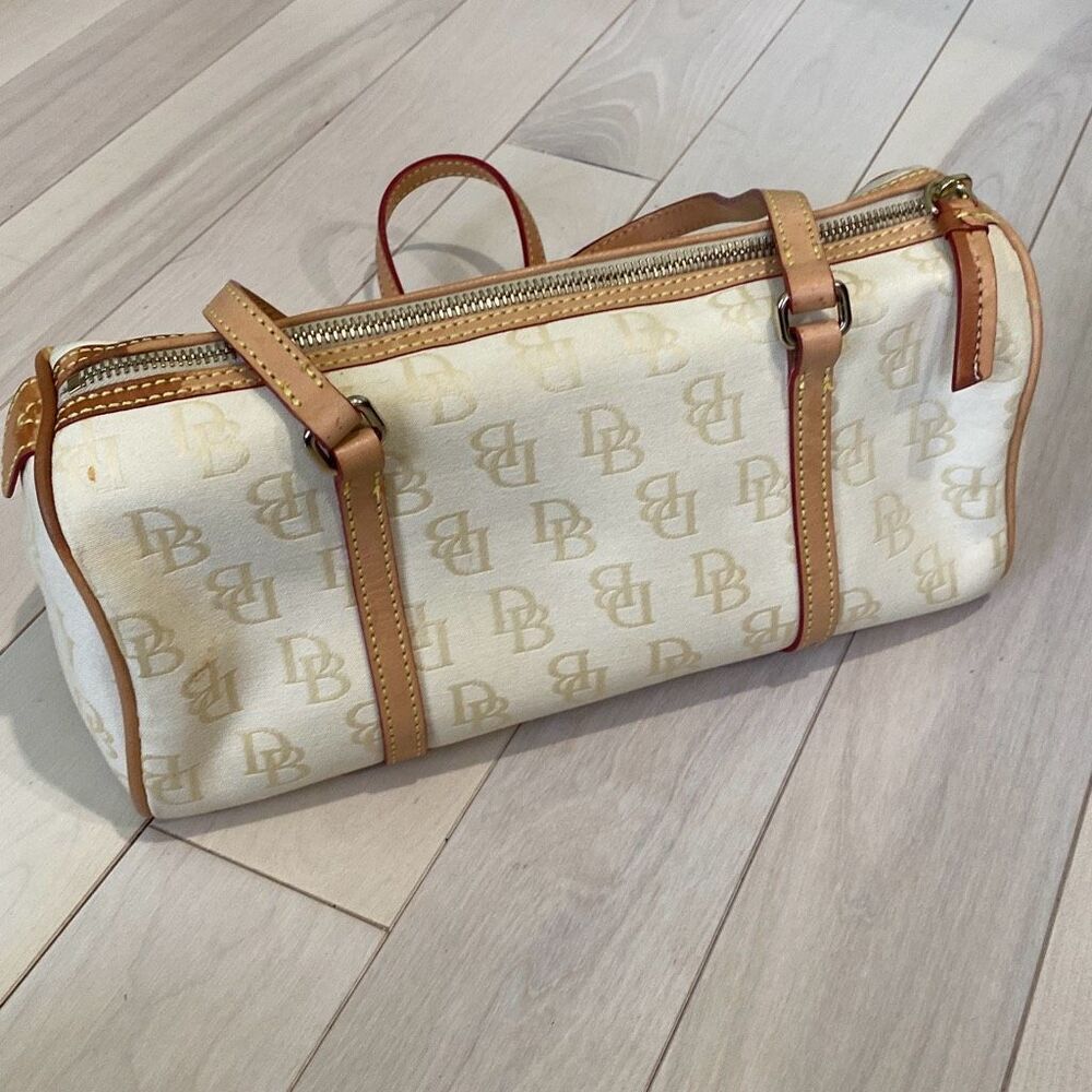 Dooney and Bourke Women’s Signature Shoulder Bag Cream & Tan